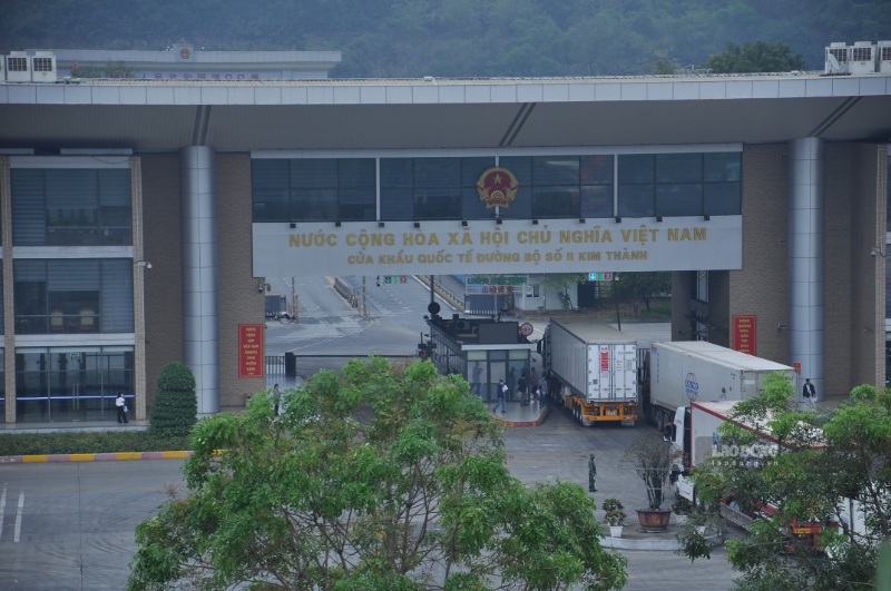 Các phương tiện chở hàng di chuyển qua khu vực Cửa khẩu Quốc tế đường bộ số II Kim Thành. Ảnh: Đinh Đại