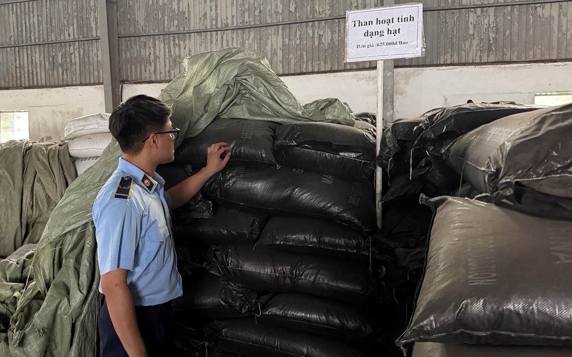 Checking a warehouse of a business in Da Nang, functional forces discovered 50 bags of granulated activated carbon (Activated Carbon Granular). Photo: Da Nang Market Management