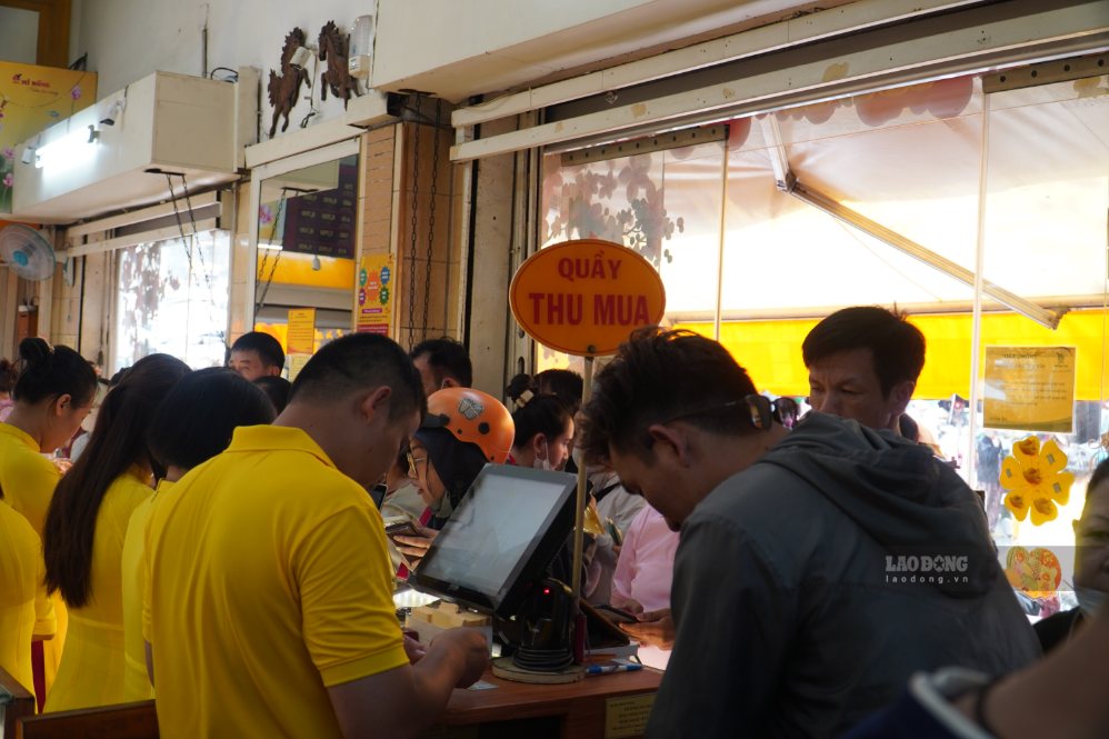 Gold prices are nearly 140 million VND, people in Ho Chi Minh City are taking advantage of buying. Photo: Ha May