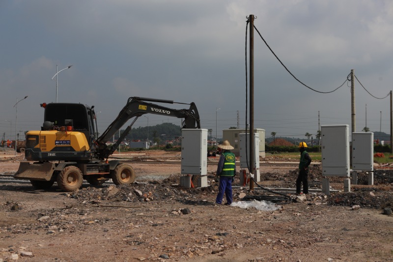 Units focus on constructing electrical systems and technical infrastructure at the resettlement area to serve site clearance for the Gia Binh International Airport Project and related projects. Photo: Bac Ninh Provincial Electronic Information Portal