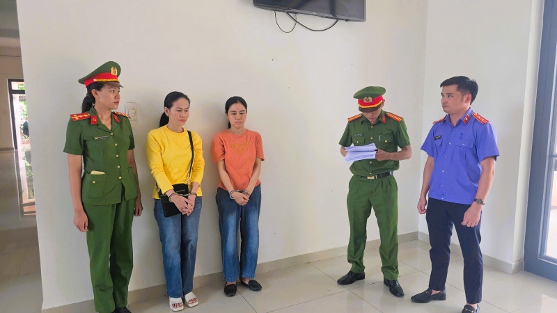 Công an bắt 2 phụ nữ dựng chuyện vay đáo hạn ngân hàng để chiếm đoạt hơn 7,1 tỉ đồng. Ảnh: Công an Đà Nẵng