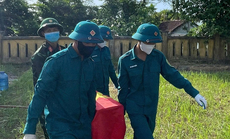Lực lượng chức năng khai quật phần mộ liệt sĩ chưa xác định danh tính. Ảnh: Quang Cường (Bộ CHQS TP Đà Nẵng)