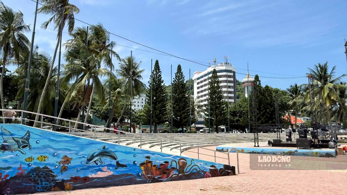Khu vực sân khấu đã được chuẩn bị để trình diễn các hoạt động nghệ thuật, âm nhạc. Ảnh: Thành An