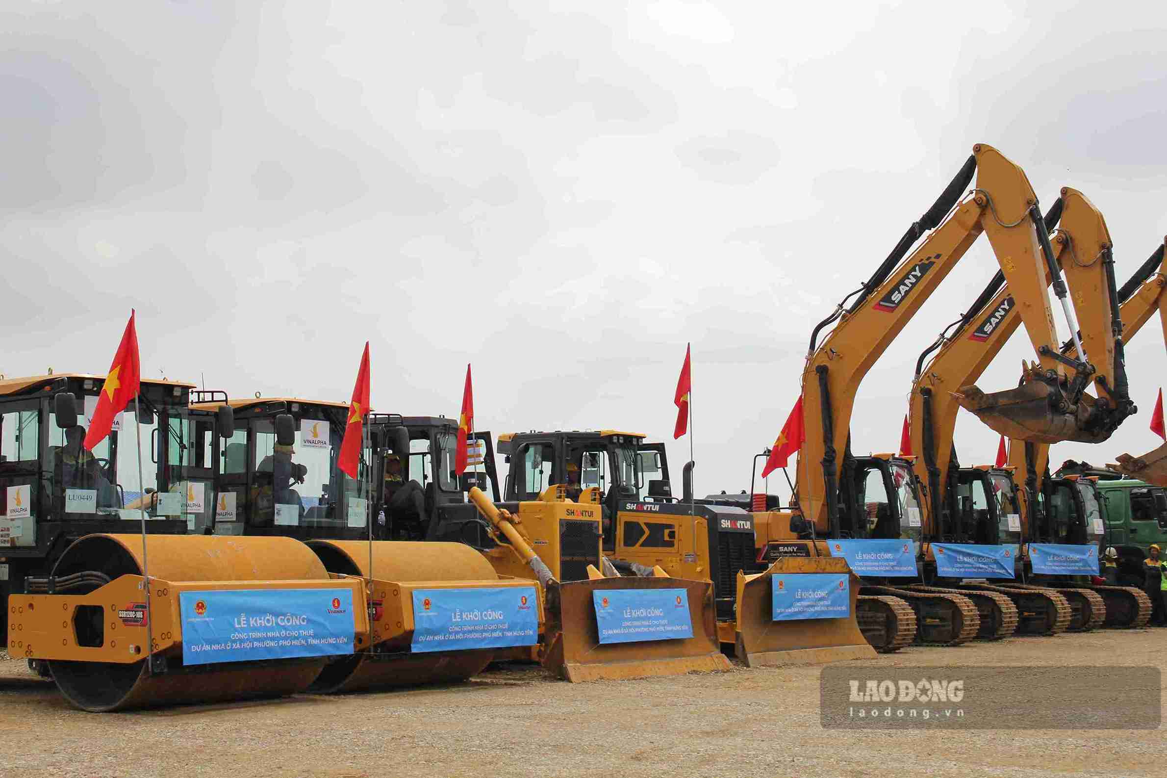 Machinery and equipment deploying the construction of rental housing projects under the Pho Hien ward social housing project. Photo: Mai Huong