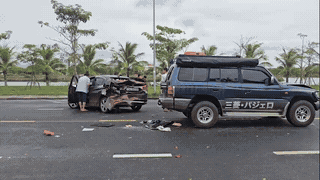Two cars collided strongly, the elderly and young children in the car were taken to the hospital. Photo: Nguyen Luan
