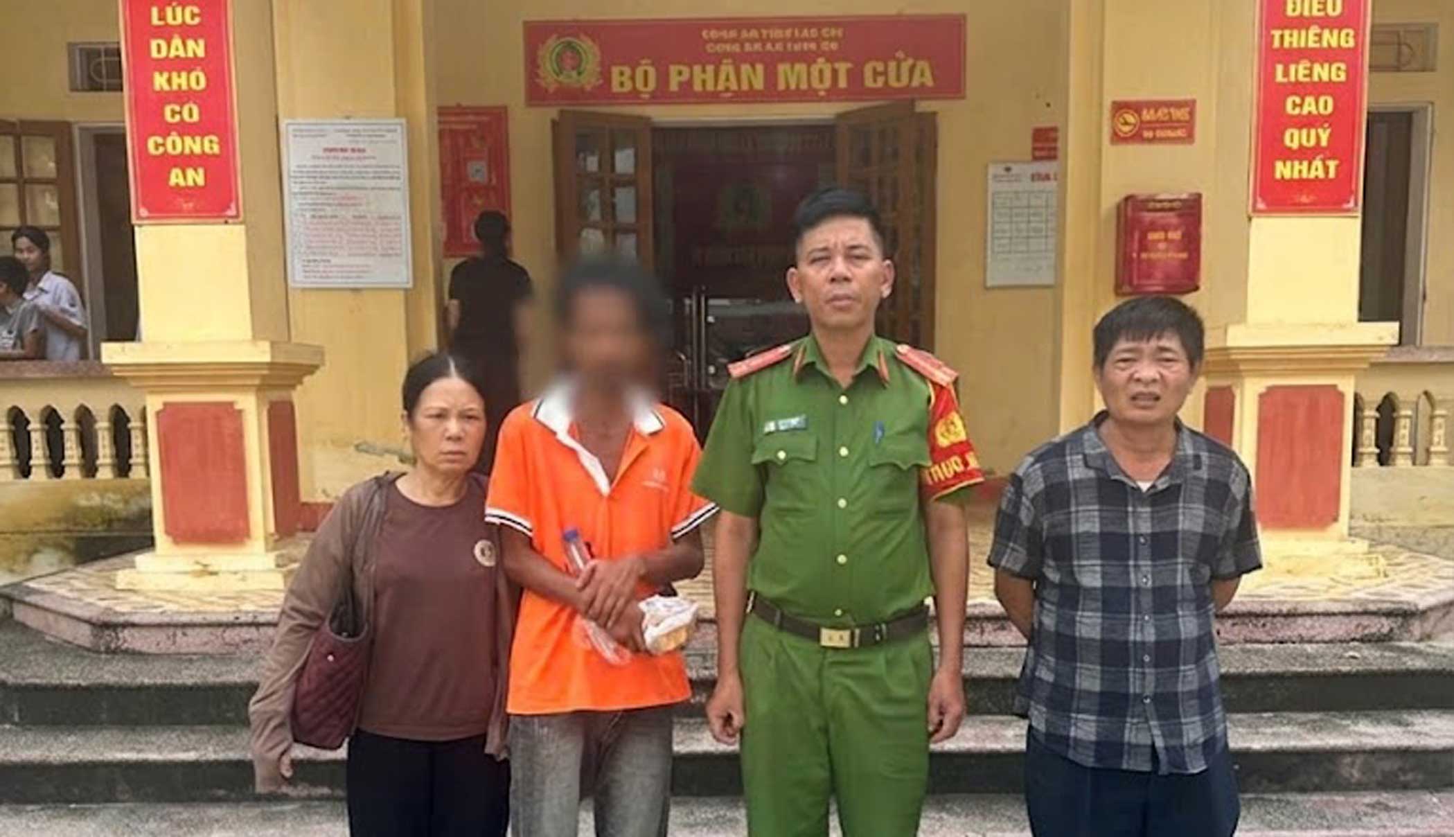 Handing over the lost person to the family at the Thac Ba Commune Police headquarters. Photo: Lao Cai Provincial Police