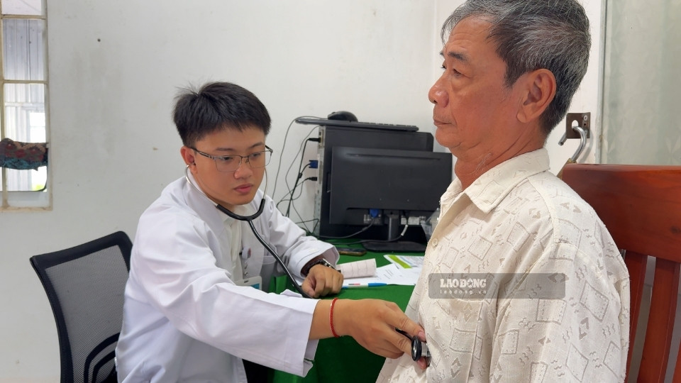 Các y, bác sĩ Bệnh viện Đa khoa Vĩnh Long khám bệnh, tư vấn sức khỏe cho người dân khó khăn tại xã Trung Thành. Ảnh: Hoàng Lộc