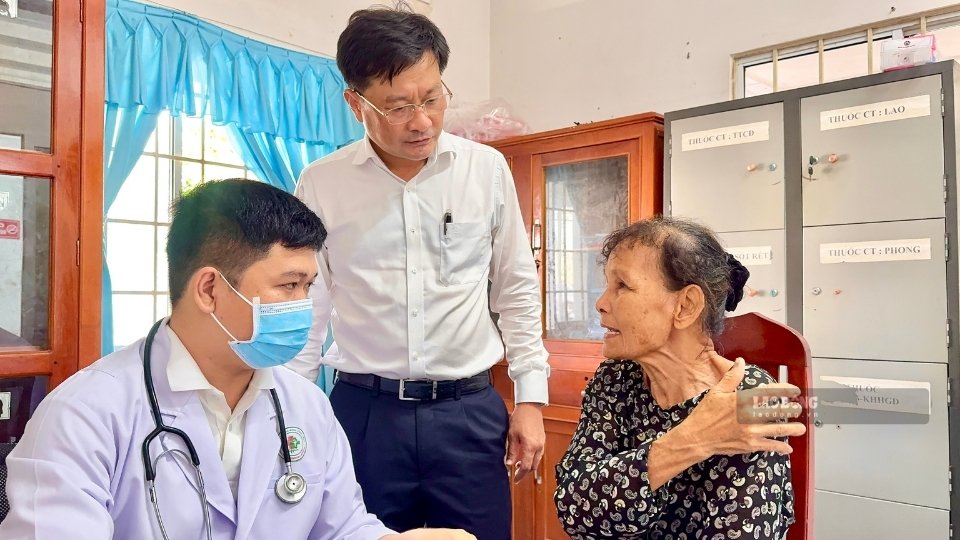 People are checked by doctors, consulted and guided on how to take care of their health. Photo: Hoang Loc