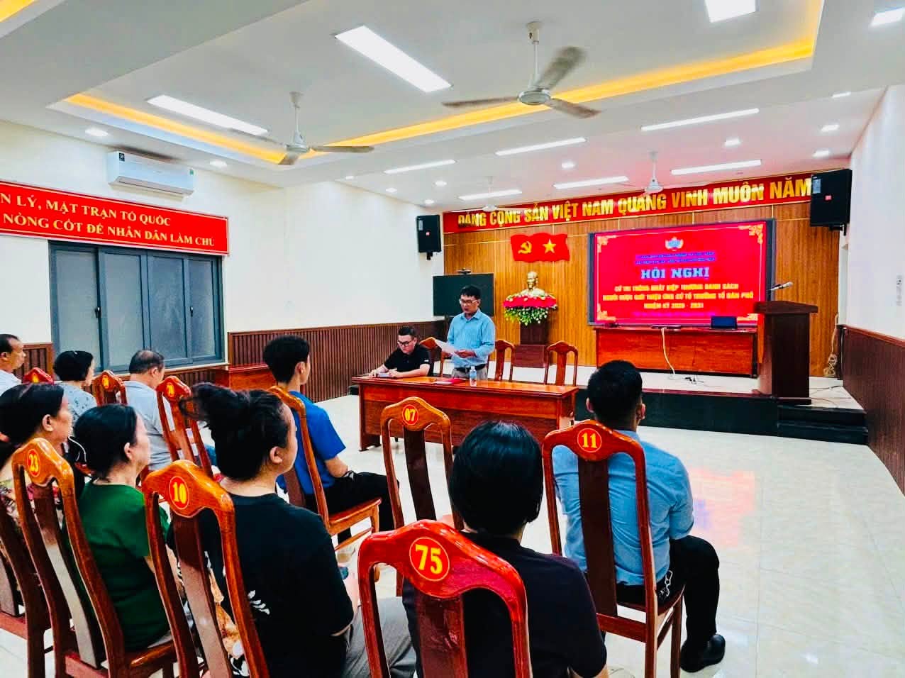 Images at the voters' conference in 47 residential groups, including voters' contributions in selecting typical and reputable people to take on roles in residential areas. Photo: Nha Trang West Ward Front