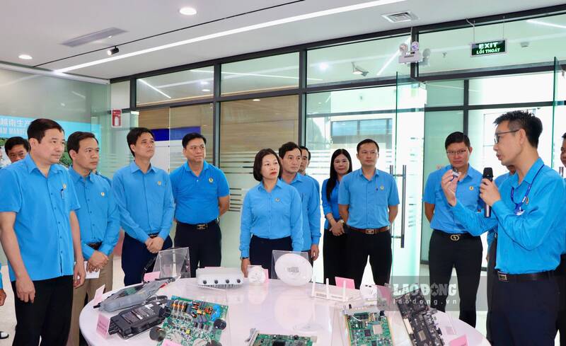 Standing Vice President of the Vietnam General Confederation of Labor Ngo Duy Hieu and delegates attending the program. Photo: Thu Hue