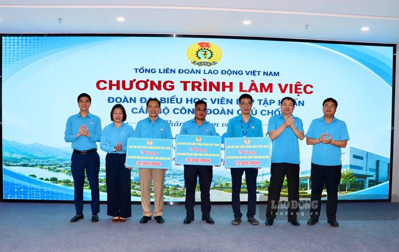 Nhiều phần quà thiết thực được trao tặng tại chương trình. Ảnh: Thu Huệ