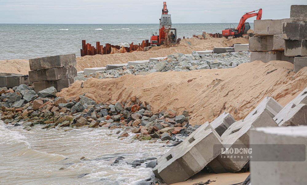 Nhiều cấu kiện bê tông phục vụ hệ thống đê ngầm giảm sóng đang được đúc liên tục. Đây là khối lượng quan trọng cần hoàn thành trong năm 2026, tạo nguồn vật liệu để triển khai các hạng mục ngoài biển trong giai đoạn tiếp theo.