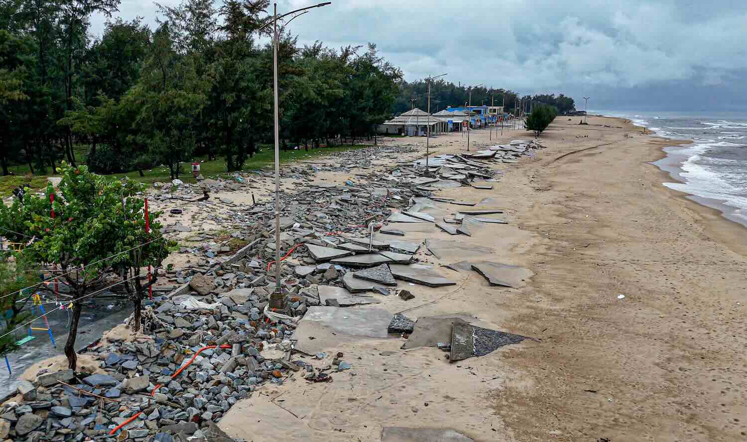 Những năm trước, sóng lớn liên tục đánh phá bờ biển tại địa phương, hàng trăm mét bờ biển bị hư hỏng nặng. (Ảnh tư liệu/Nguyễn Luân)