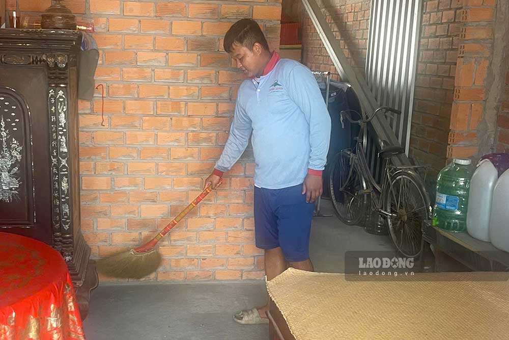 After the work accident, Mr. Tien's health was seriously affected, especially spinal injuries. Photo: Thanh Vu