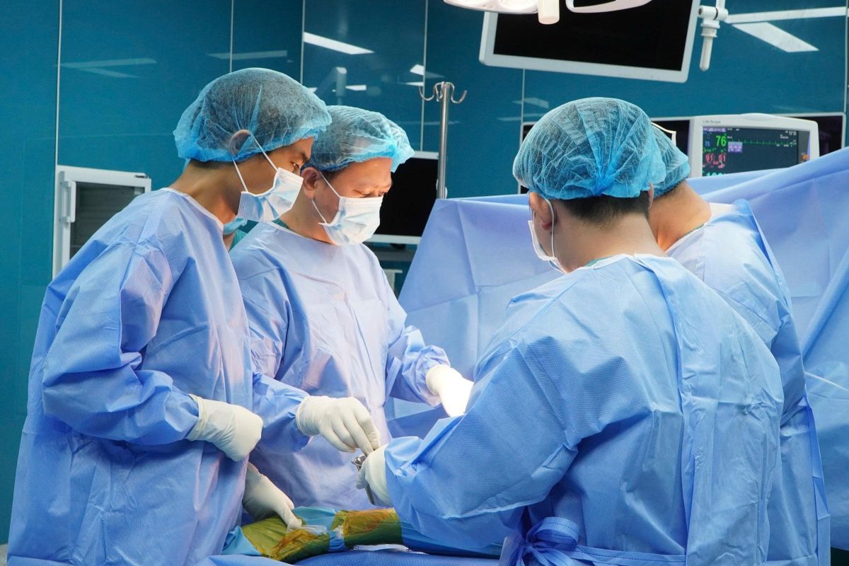 La cirugía de reemplazo parcial de cadera se implementó con éxito por primera vez en el Hospital General de Vũng Tàu. Foto: Hospital General de Vũng Tàu