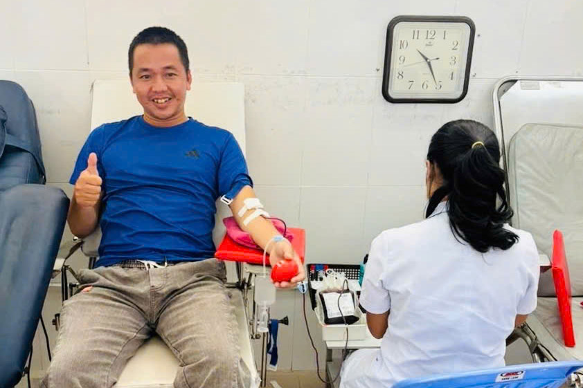 Lieutenant Do Huu Thin donates blood at Ninh Thuan General Hospital, spreading the beautiful image of a police officer. Photo: Khanh Hoa Provincial Police