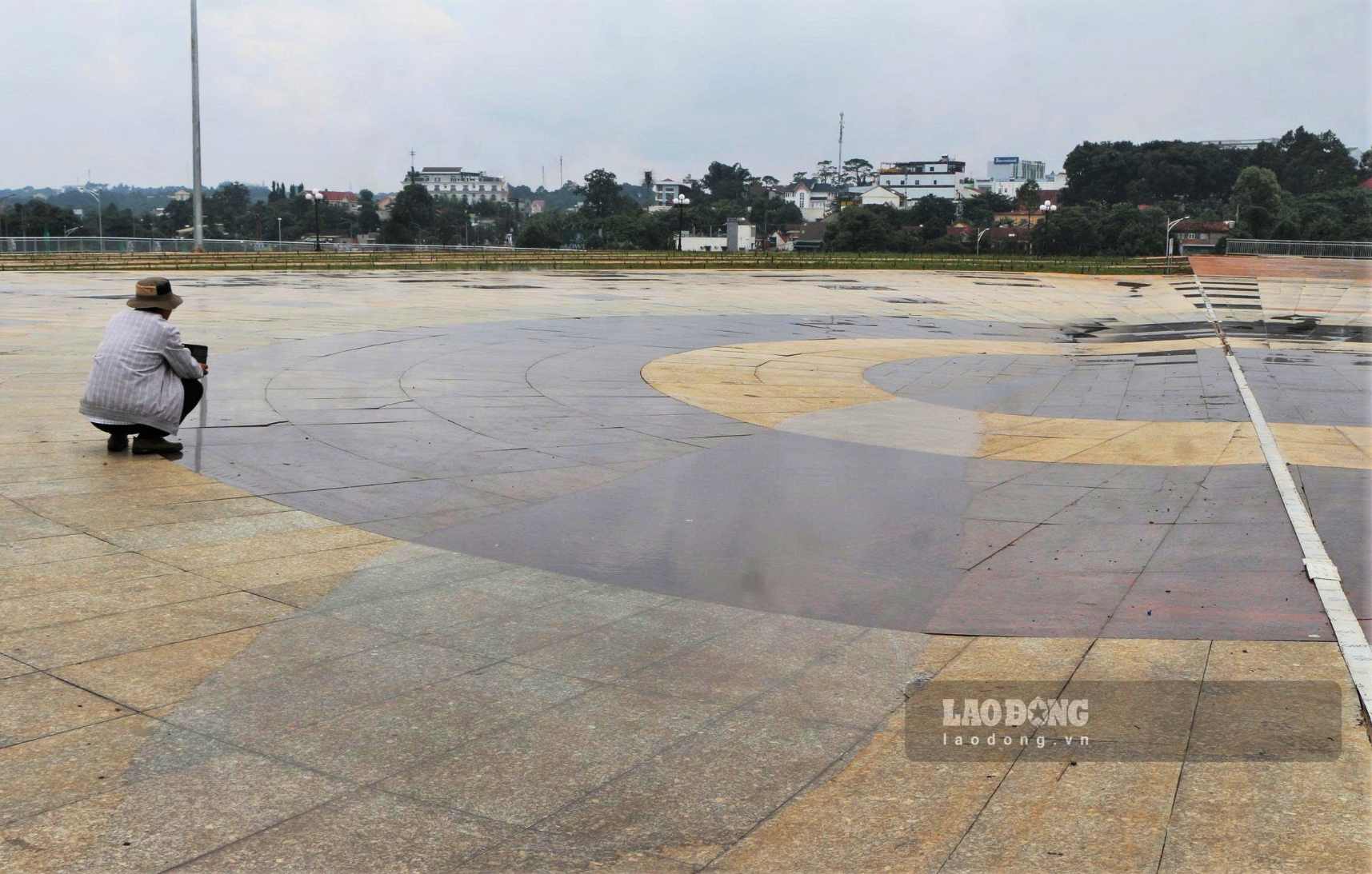 Theo ông Hà Sỹ Sơn - Giám đốc Ban Quản lý dự án đầu tư xây dựng số 3, hiện tượng sụt lún tại đây đã được tính toàn từ khâu thiết kế. Ảnh: Phúc Khánh