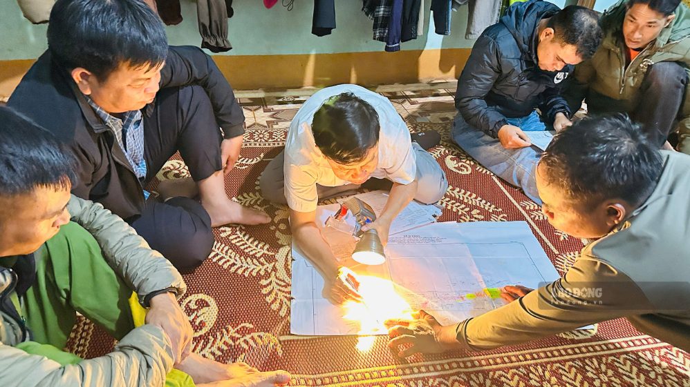 Cadres and party members of Ia Bang commune go to each household to mobilize and determine the origin of land for support and compensation. Photo: Thanh Tuan
