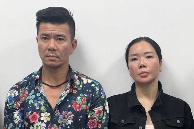 Mai Anh (phải) ngoài chi tiền thao túng nhóm lãnh đạo Viện pháp y Tâm thần Trung ương, còn bị cáo buộc lừa đảo chạy bệnh án tâm thần cho bị can, bị cáo. Ảnh: Công an Hà Nội