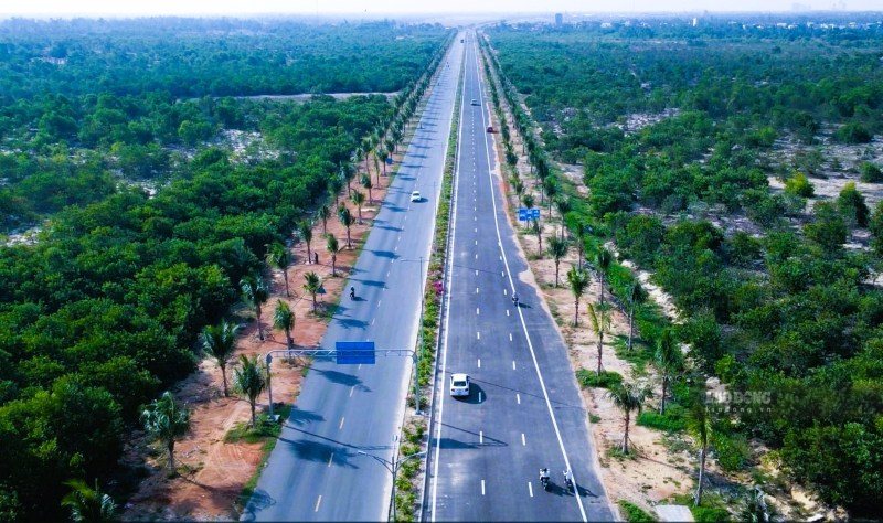 At the Vo Chi Cong road completion project, the construction unit is focusing manpower and machinery to treat the road surface, strengthen inter-regional traffic infrastructure connection. Photo: Nguyen Hoang