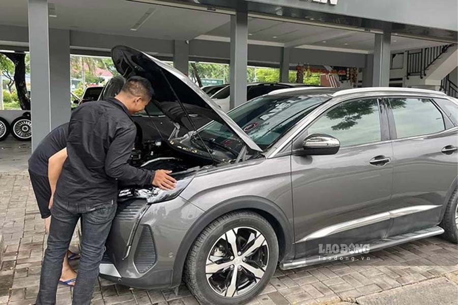 Old cars that have been repaired and thoroughly restored can hide traces of collisions. Photo: Khanh Linh