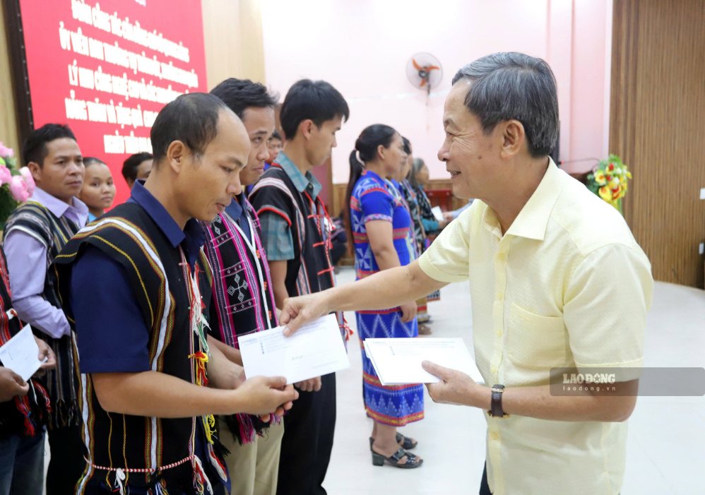 Ông Phạm Tấn Tư, GĐ Cơ quan Thường trú khu vực miền Trung - Đài Tiếng nói Việt Nam (VOV Miền Trung) trao quà cho dân Hùng Sơn. Ảnh: Trà Ban