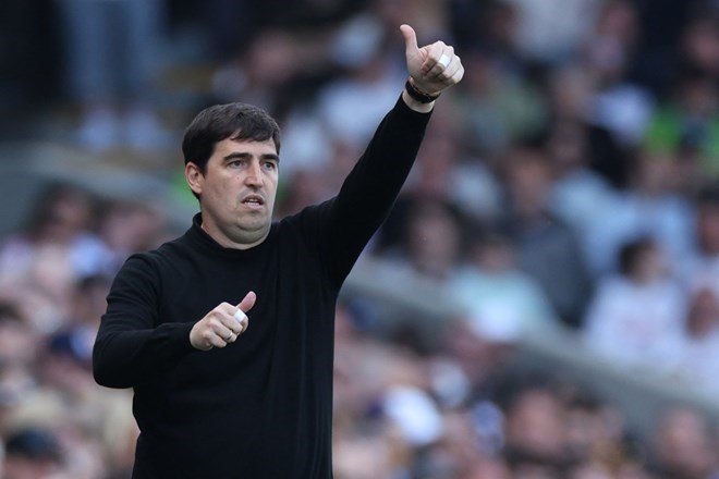 Andoni Iraola mất nhiều trụ cột hàng thủ vì chấn thương. Ảnh: AFP