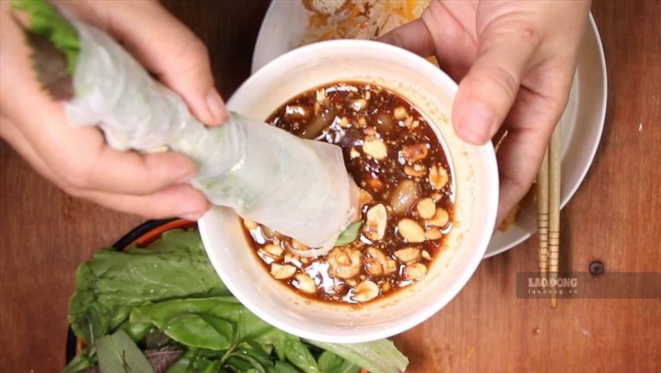 Rolled dishes with familiar ingredients, simple ways to make make weekend meals more light and attractive. Photo: Quoc Chung