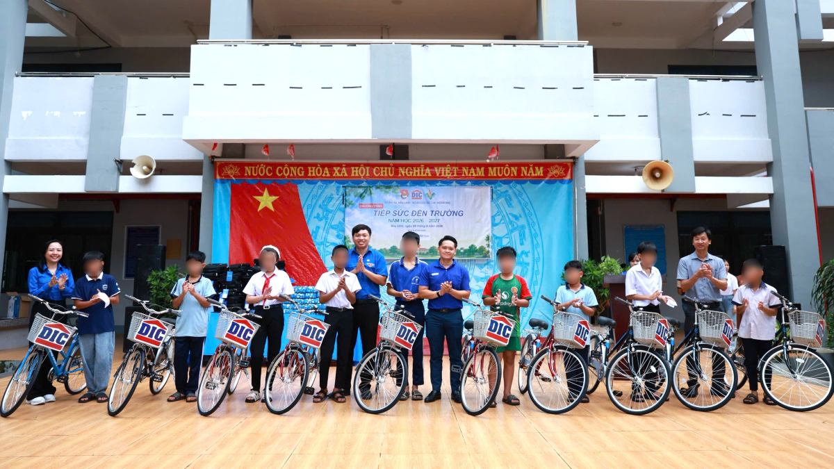Remise de 10 vélos de soutien scolaire aux élèves en difficulté de la commune de Bau Lam, Hô Chi Minh-Ville. Photo: ĐTN DIC