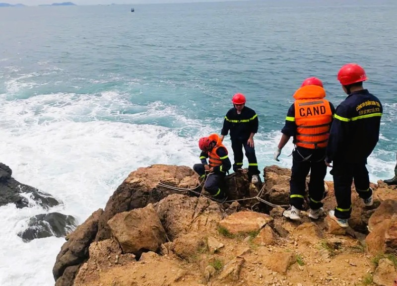 Functional forces urgently search for 3 girls swept away by waves and missing in Mui Nghe, Son Tra peninsula, Da Nang. Photo: Provided by Da Nang Border Guard