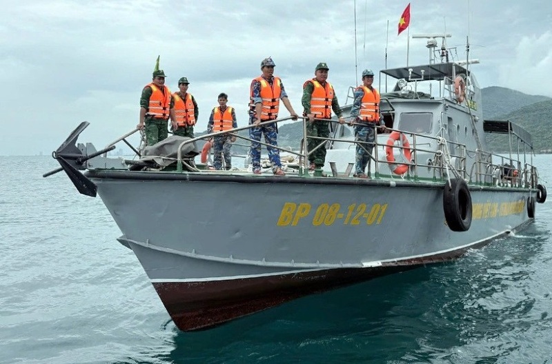 Lực lượng chức năng huy động nhiều phương tiện tìm kiếm 3 nạn nhân mất tích, trong điều kiện sóng lớn, gió mạnh. Ảnh: Bộ đội Biên phòng Đà Nẵng cung cấp