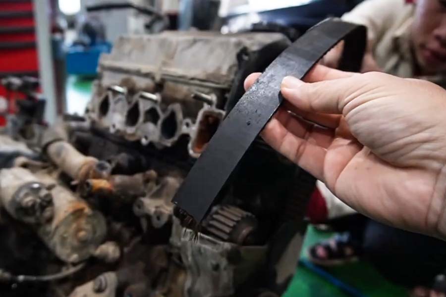 The cam belt (cam belt) is degraded or broken, leading to the risk of engine failure. Photo: NVCC