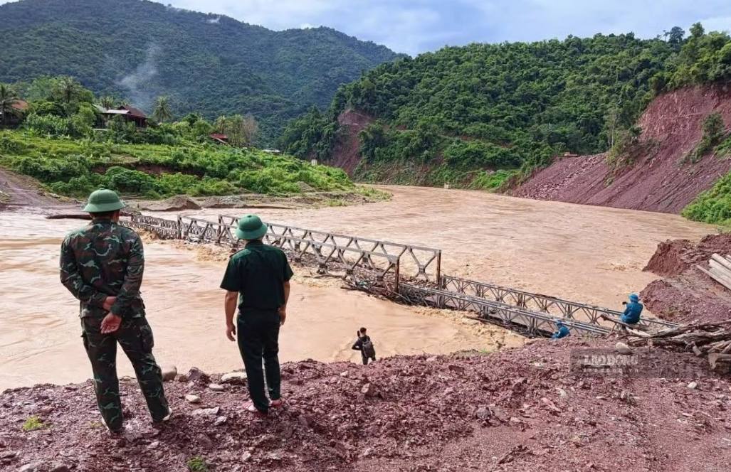 Nước sông Nậm Nơn dâng cao, chảy xiết khiến việc đi lại của người dân bản Yên Hòa gặp nhiều khó khăn. Ảnh: Duy Chương