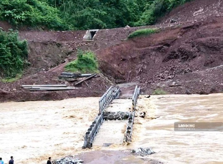 Việc mưa kéo dài, cầu tạm bị cuốn trôi đang gây nhiều khó khăn cho việc đi lại và triển khai dự án tái định cư. Ảnh: Duy Chương