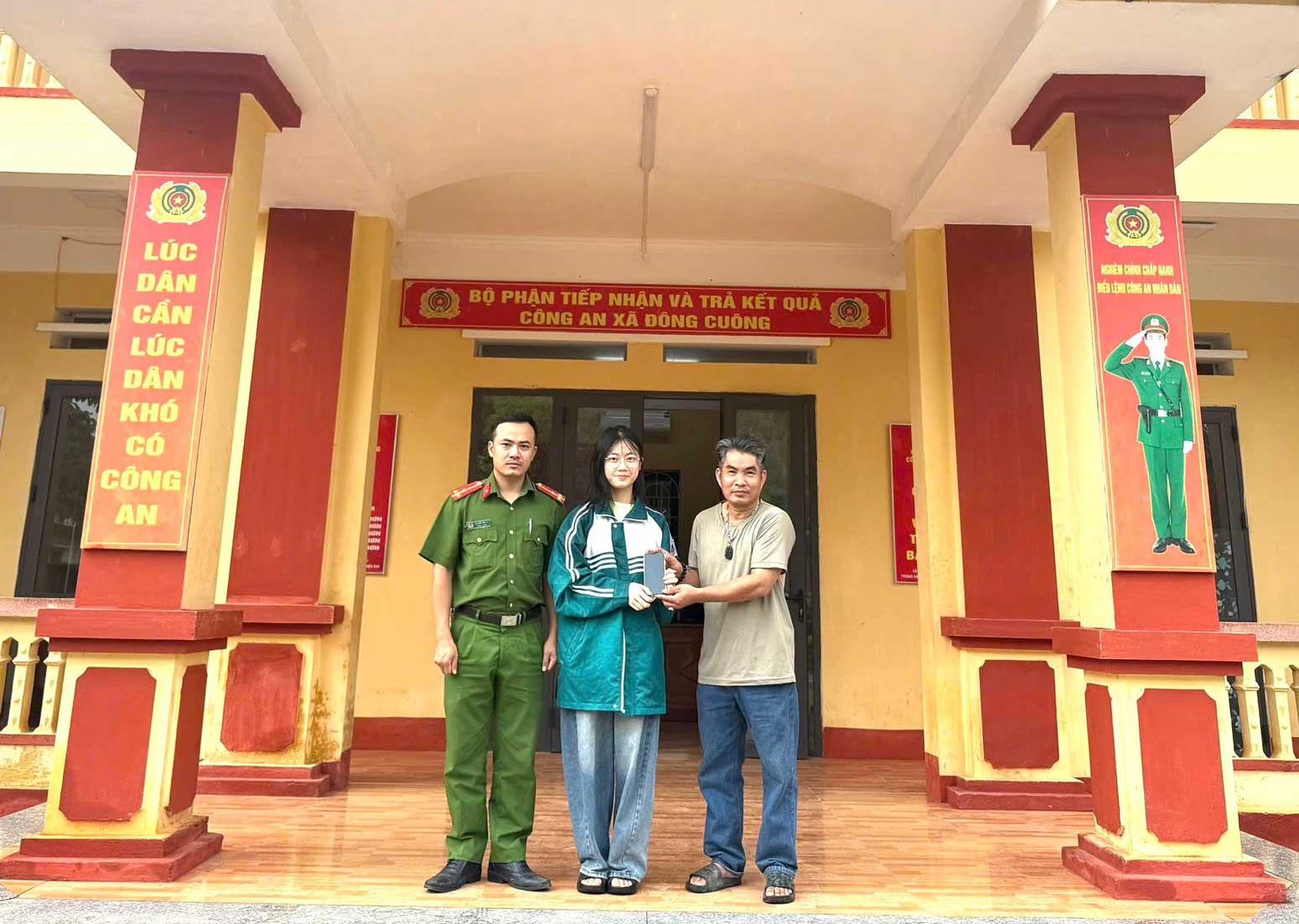 Mr. Nguyen Duc Chien and Dong Cuong Commune Police hand over property to the person who lost it. Photo: Dong Cuong Commune Police