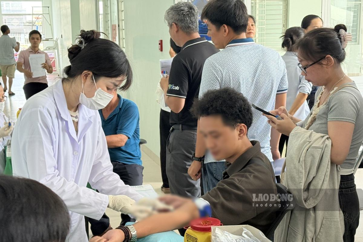 Một đoàn viên lấy mẫu máu để xét nghiệm trong chương trình khám sức khỏe. Ảnh: Thành An