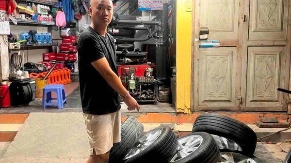 Công an Hà Nội bắt đối tượng kê gạch, tháo trộm bánh xe ô tô tại khu đô thị Thanh Hà sau 6 giờ. Ảnh: Công an xã Bình Minh