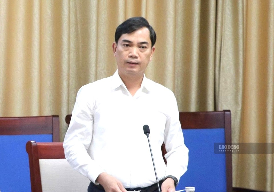 응에안성 교육훈련부 국장 응우옌 반 코아는 공립 교육 기관의 약 47%를 줄일 것으로 예상한다고 밝혔습니다. 사진: 주이 쯔엉