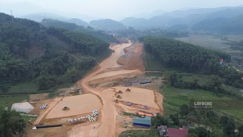 チョーモイ-バックカン高速道路が建設中です。写真:ベトバック