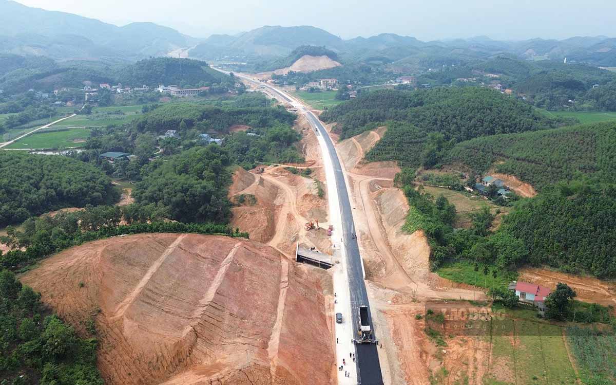 Cao tốc Tuyên Quang - Hà Giang dài 104km như một đại công trường. Ảnh: Việt Bắc