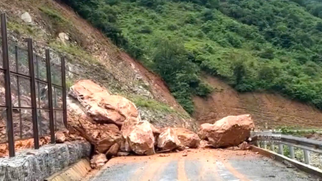 Soil and rocks from the positive taluy slope slid down, blocking provincial road 543D section passing through Muong Tip commune, Nghe An province. Photo: Duy Chuong
