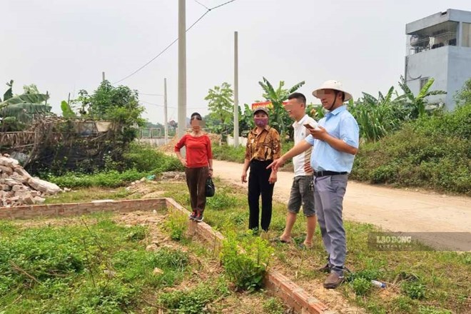 Answering questions about issuing red books for 5% land allocated before 1993. Photo: Nhu Ha