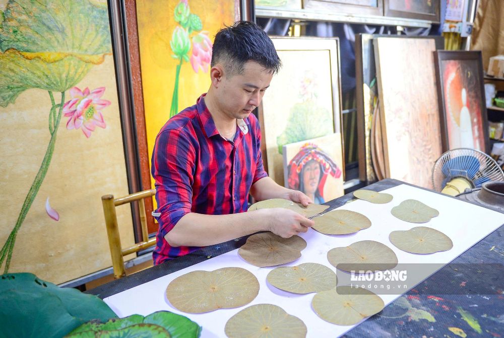 Mr. Do Viet Duong (in Dong Tien ward, Thanh Hoa province) with a passion for creating paintings from lotus leaves. Photo: Quach Du