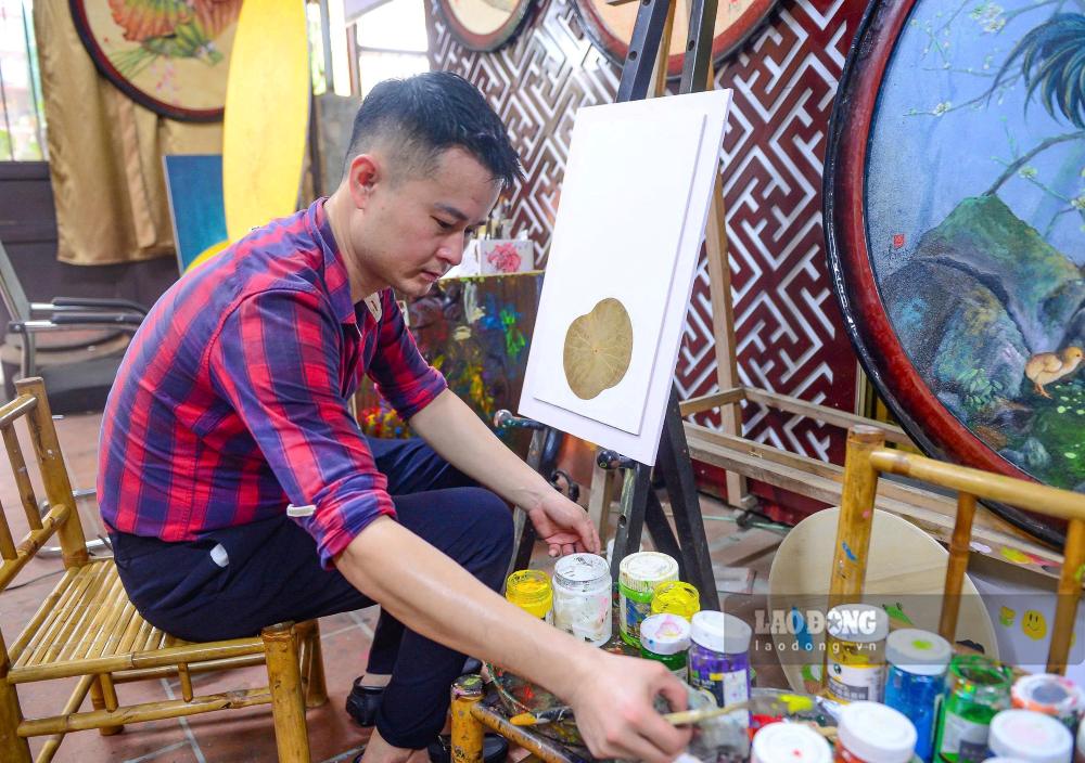 Trải qua nhiều công đoạn phức tạp, những chiếc lá sen khô được cố định vào khung bức tranh, sẵn sàng cho quá trình sáng tác. Quách Du