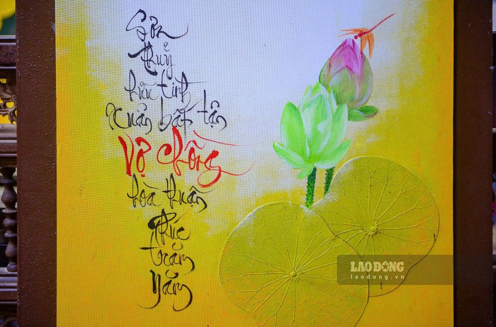 Những bức tranh hoàn chỉnh, với chất liệu từ lá sen. Ảnh: Quách Du