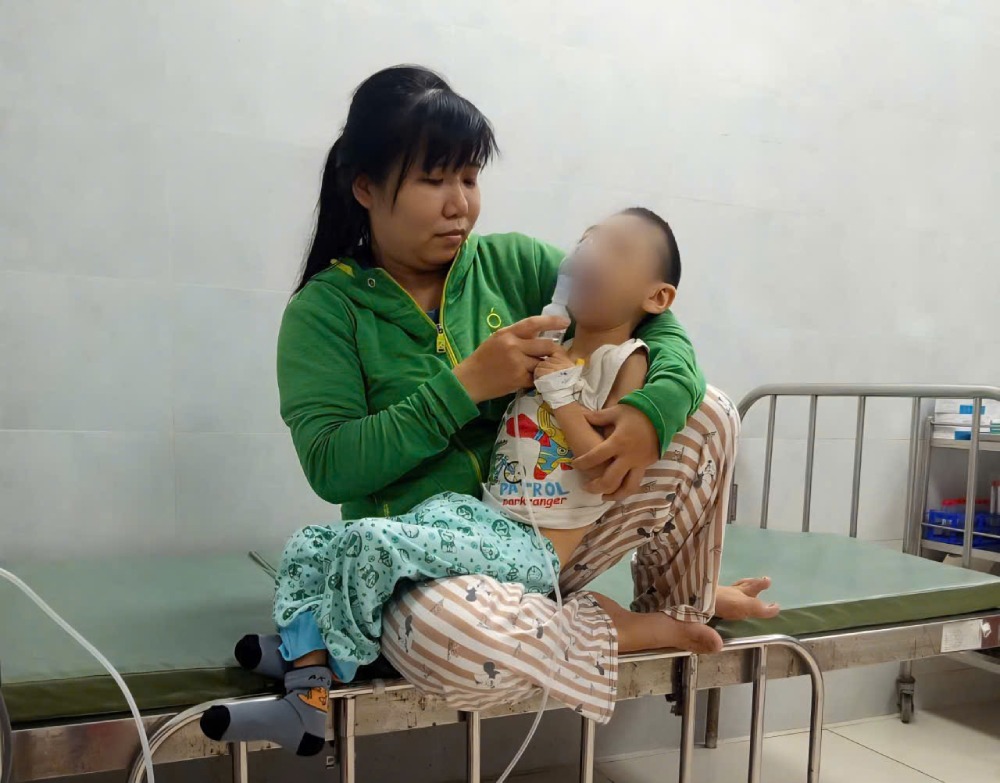 Her son suffers from cerebral palsy and epilepsy, Ms. Lanh's family is exhausted because they only rely on her husband's meager worker salary. Photo: Family provided