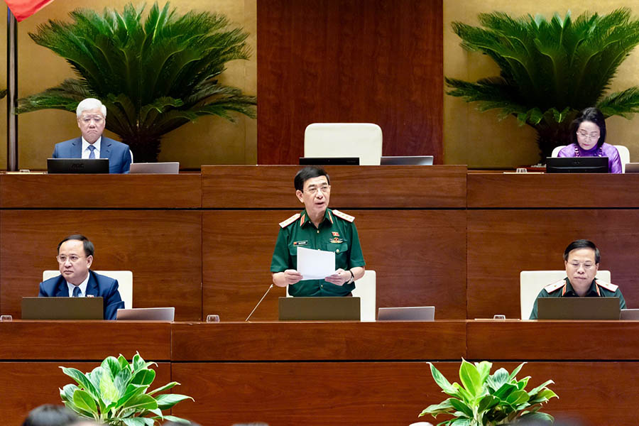 General Phan Van Giang - Member of the Politburo, Deputy Prime Minister, Minister of National Defense explains the opinions raised by National Assembly deputies. Photo: Media. quochoi. vn