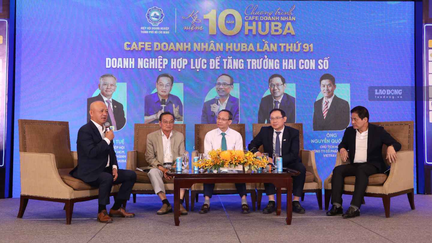 Chương trình Cà phê doanh nhân HUBA với chủ đề “Doanh nghiệp hợp lực để tăng trưởng 2 con số”. Ảnh: Hạ Mây