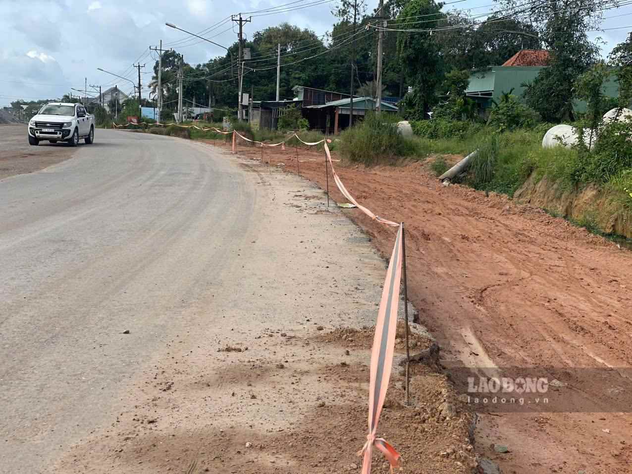 Đoạn thi công mở rộng đường ĐT 748 được canh dây cảnh báo. Ảnh: Đình Trọng