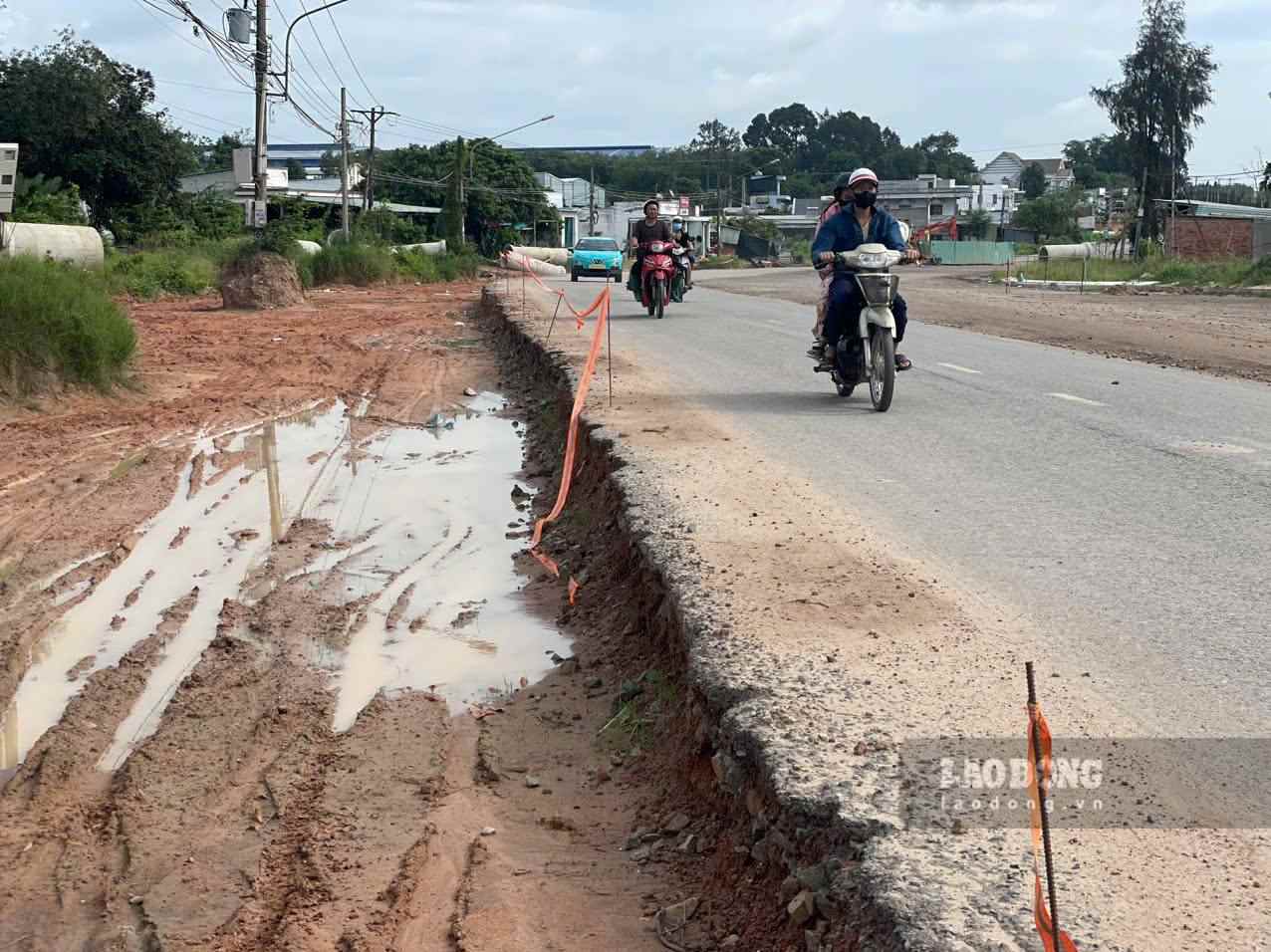 Có đoạn dây cảnh báo bị đứt chưa được nối lại. Ảnh: Đình Trọng